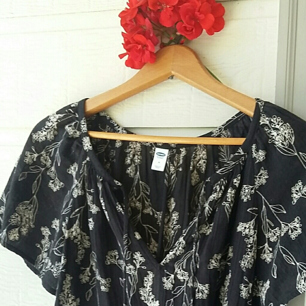 Black floral print breezy Old Navy top